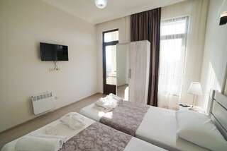 Гостевой дом Guest House Holiday Village Батуми Двухместный номер с 2 отдельными кроватями и видом на горы-1