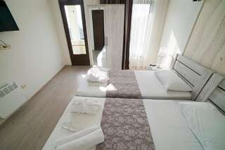 Гостевой дом Guest House Holiday Village Батуми Двухместный номер с 2 отдельными кроватями и видом на горы-2