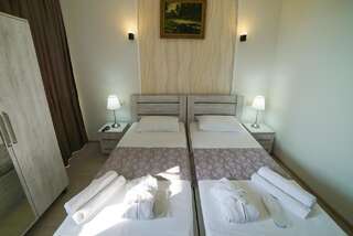 Гостевой дом Guest House Holiday Village Батуми Двухместный номер с 2 отдельными кроватями и видом на горы-4
