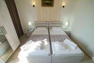 Гостевой дом Guest House Holiday Village Батуми Двухместный номер с 2 отдельными кроватями и видом на горы-5