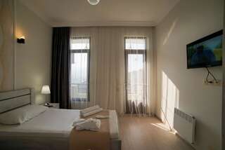 Гостевой дом Guest House Holiday Village Батуми Двухместный номер с 2 отдельными кроватями и видом на горы-1