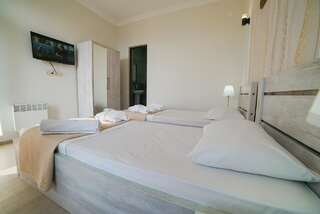 Гостевой дом Guest House Holiday Village Батуми Двухместный номер с 2 отдельными кроватями и видом на горы-4