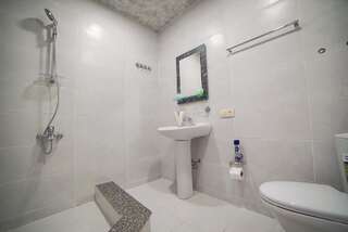 Гостевой дом Guest House Holiday Village Батуми Семейный номер с балконом-13